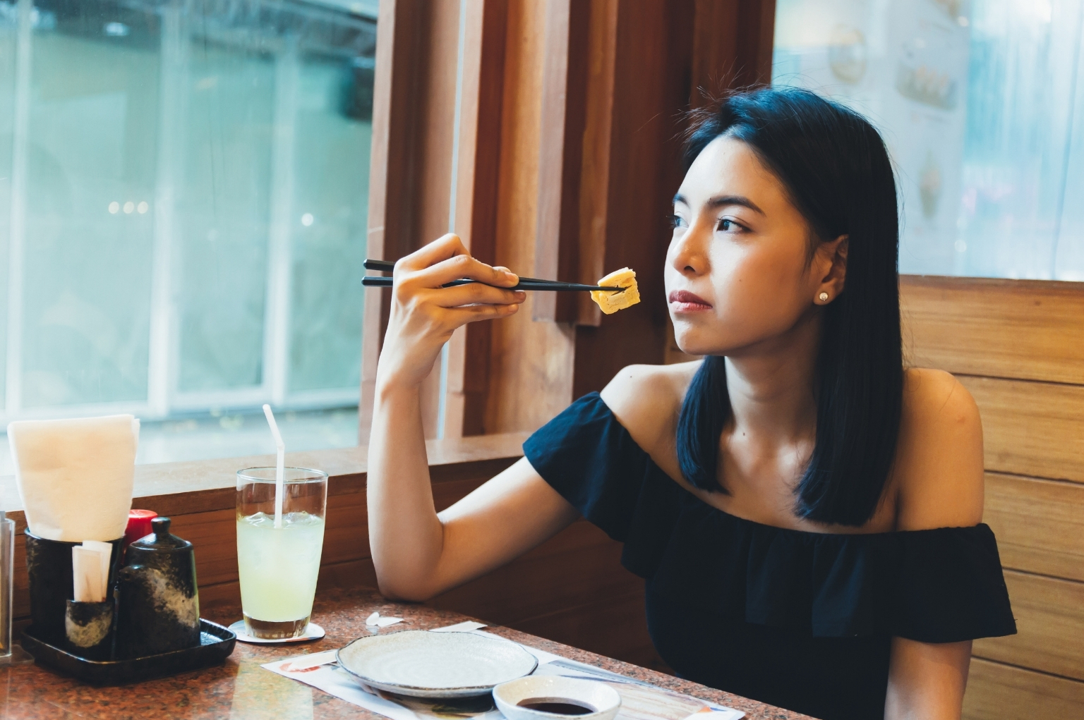 how-to-enjoy-eating-alone-solo-female-travelers